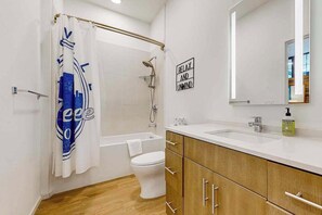 Shower, towels, shampoo - Dog-friendly treetop escape with luxe interior, seasonal pool, balcony, & WiFi (Nashville)