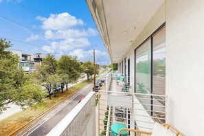 Property grounds - Dog-friendly treetop escape with luxe interior, seasonal pool, balcony, & WiFi (Nashville)