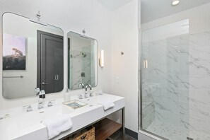 Shower, hair dryer, towels, shampoo - Muse | City-view third-floor condo with private balcony & AC (Nashville)