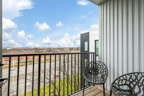 Property grounds - Muse | City-view condo with central AC, balcony & onsite gym (Nashville)