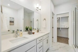 Shower, towels - Relaxing Nashville Family Getaway (Nashville)
