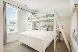 Desk, iron/ironing board, WiFi, bed sheets - Relaxing Nashville Family Getaway (Nashville)