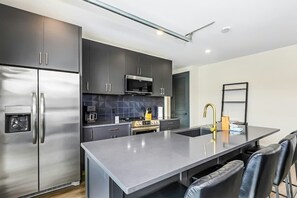 Fridge, microwave, oven, stovetop - Muse | Sleek & stylish condo with central AC, full kitchen & fitness room (Nashville)