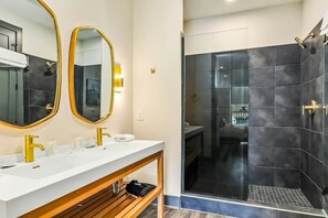 Een douche, een haardroger, handdoeken, shampoo