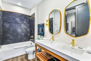 Shower, hair dryer, towels, shampoo - Muse | Sleek & stylish condo with central AC, full kitchen & fitness room (Nashville)