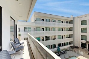 Property grounds - Chic Corner Condo w  Seasonal Pool (Nashville)