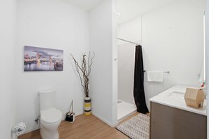 Shower, hair dryer, towels, shampoo - Chic Corner Condo w  Seasonal Pool (Nashville)