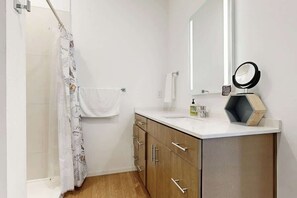 Shower, hair dryer, towels, shampoo - Chic Corner Condo w  Seasonal Pool (Nashville)
