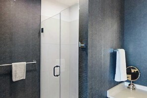 Shower, hair dryer, towels, shampoo - Chic Music City Hideaway, Sleeps 6 with large outdoor deck, pool and gym (Nashville)