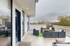 Terrace/patio - Chic Music City Hideaway, Sleeps 6 with large outdoor deck, pool and gym (Nashville)