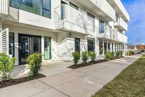 Exterior detail - Chic Music City Hideaway, Sleeps 6 with large outdoor deck, pool and gym (Nashville)