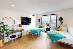Iron/ironing board, WiFi, bed sheets - Chic Music City Hideaway, Sleeps 6 with large outdoor deck, pool and gym (Nashville)