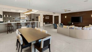 Un espacio habitable moderno y abierto con cocina, comedor y zona de estar.
