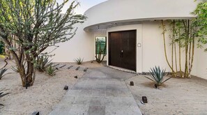 Villa, Accessible - Ultra Exclusive Beachfront Villa Just Steps From the Sand Butler Included (San José del Cabo)