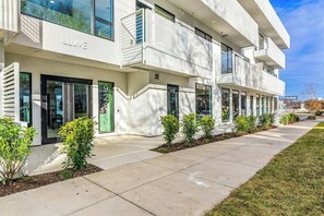 Exterior detail - Eco-Friendly Condo with Shared Seasonal Pool, Balcony, and Free WiFi (Nashville)