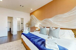 WiFi, bed sheets - Eco-Friendly Condo with Shared Seasonal Pool, Balcony, and Free WiFi (Nashville)