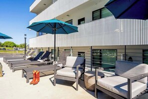 Terrace/patio - Eco-Friendly Condo with Shared Seasonal Pool, Balcony, and Free WiFi (Nashville)