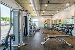 Fitness facility - Eco-Friendly Condo with Shared Seasonal Pool, Balcony, and Free WiFi (Nashville)