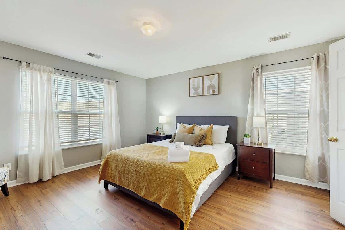 3 bedrooms, iron/ironing board, WiFi, bed sheets