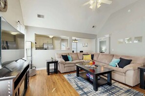 TV, offices - Cozy home w/electric fireplace, enclosed yard, patio,  full kitchen and Wi-Fi (Nashville)