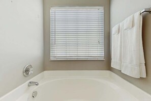 Shower, hair dryer, towels, shampoo - Cozy home w/electric fireplace, enclosed yard, patio,  full kitchen and Wi-Fi (Nashville)