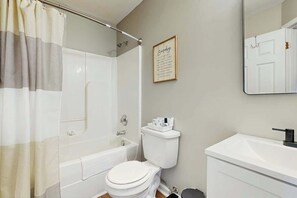 Shower, hair dryer, towels, shampoo - Cozy home w/electric fireplace, enclosed yard, patio,  full kitchen and Wi-Fi (Nashville)