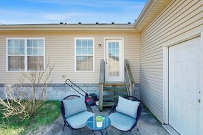 Terrace/patio - Cozy home w/electric fireplace, enclosed yard, patio,  full kitchen and Wi-Fi (Nashville)