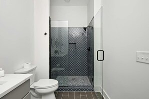 Shower, hair dryer, towels - Dog-friendly condo with AC & shared rooftop deck - walk everywhere (Nashville)