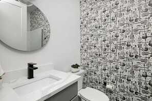 Douche, sèche-cheveux, serviettes fournies