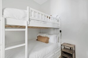 Iron/ironing board, WiFi, bed sheets - Dog-friendly condo with AC & shared rooftop deck - walk everywhere (Nashville)