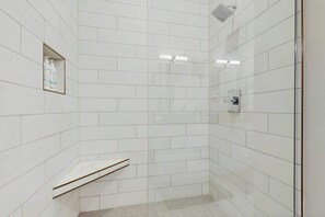 Shower, hair dryer, towels, shampoo - Downtown West End Nashville Retreat, Near Broadway (Nashville)