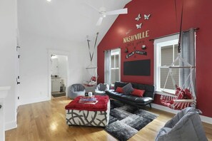 TV, offices - Gorgeous house with centralized location, covered porch, central AC, deck, & W/D (Nashville)