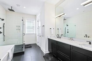 Shower, hair dryer - Gorgeous house with centralized location, covered porch, central AC, deck, & W/D (Nashville)