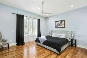 Iron/ironing board, WiFi - Gorgeous house with centralized location, covered porch, central AC, deck, & W/D (Nashville)