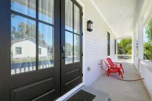 Exterior detail - Gorgeous house with centralized location, covered porch, central AC, deck, & W/D (Nashville)