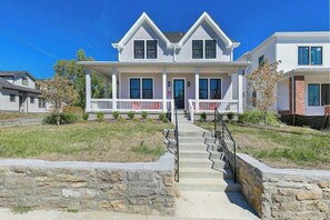 Exterior - Gorgeous house with centralized location, covered porch, central AC, deck, & W/D (Nashville)