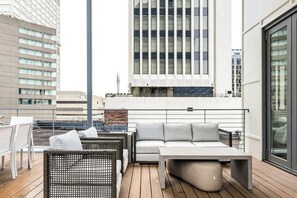 Terrace/patio - Charming condo with central AC, full kitchen, & tasteful decor (Nashville)