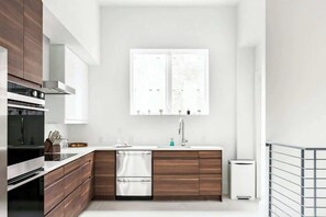 Fridge, oven, stovetop, dishwasher - Charming condo with central AC, full kitchen, & tasteful decor (Nashville)