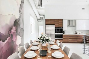 Dining - Charming condo with central AC, full kitchen, & tasteful decor (Nashville)