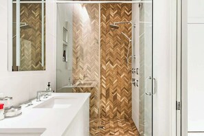 Shower, hair dryer, towels, shampoo - Charming condo with central AC, full kitchen, & tasteful decor (Nashville)