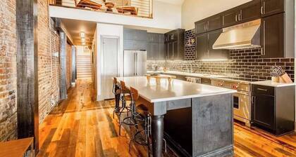 Charming 4 bedroom loft with wet bar, central AC & full kitchen