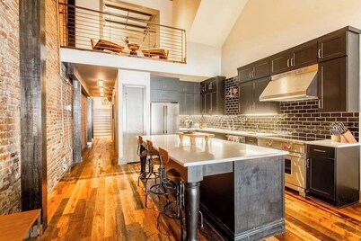 Charming 4 bedroom loft with wet bar, central AC & full kitchen