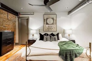 Tabla de planchar con plancha, wifi y ropa de cama 