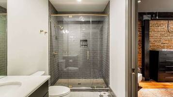Shower, hair dryer, towels, shampoo