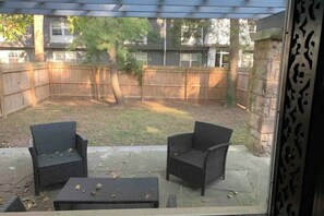 Terrace/patio - Charming cottage with pool, patio, central AC & fitness area (Nashville)