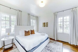Iron/ironing board, WiFi, bed sheets - Charming cottage with pool, patio, central AC & fitness area (Nashville)