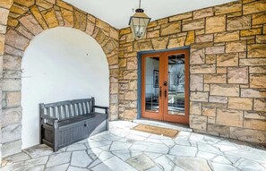 Terrace/patio - Charming cottage with pool, patio, central AC & fitness area (Nashville)