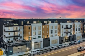 A modern multi-story building with balconies, large windows, and a parking area. - Upscale 4th-floor condo near top attractions with fast WiFi & rooftop lounge (Nashville)
