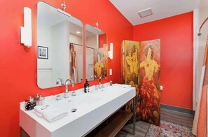 Shower, hair dryer, towels, shampoo - Upscale 4th-floor condo near top attractions with fast WiFi & rooftop lounge (Nashville)