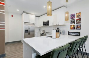 Fridge, microwave, oven, stovetop - Upscale 4th-floor condo near top attractions with fast WiFi & rooftop lounge (Nashville)